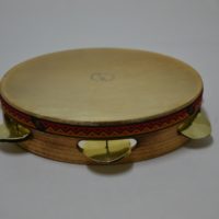 Tamburelli in legno di faggio fiammati con pelle di capretto diametro cm 25 altezza cm 5 con 5 coppie di sonagli da cm 5