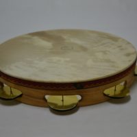 Tamburelli in legno di faggio fiammati con pelle di capretto diametro cm 35 altezza cm 6 con n. 7 coppie di sonagli da cm 6