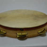 Tamburelli in legno di faggio fiammati con pelle di capretto diametro cm 35 altezza cm 6,5 con n. 10 coppie di sonagli da cm 5