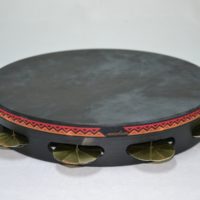 Tamburelli con pelle di capretto e legno colorati in legno di faggio nero, diametro cm 35 altezza cm 6 con n°9 coppie di sonagli da cm 6